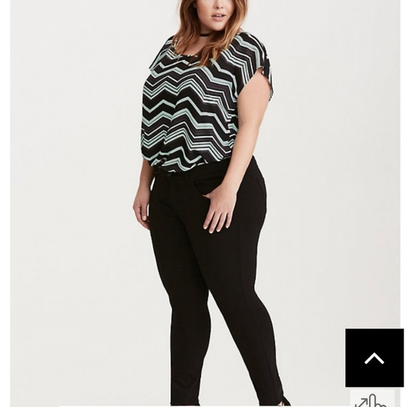TORRID CHEVRON BUTTON BACK TOP - Picture 2 of 3